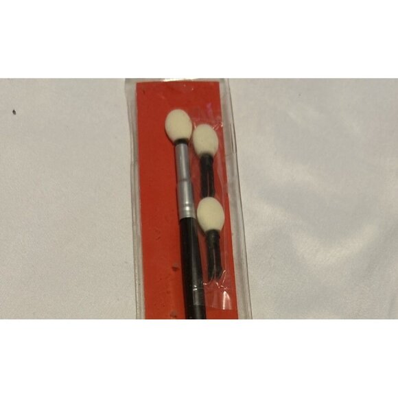 Targeted Placement Sponge Blending Eye Shadow Brush W/2 Extra Replacement Tips - Picture 7 of 9